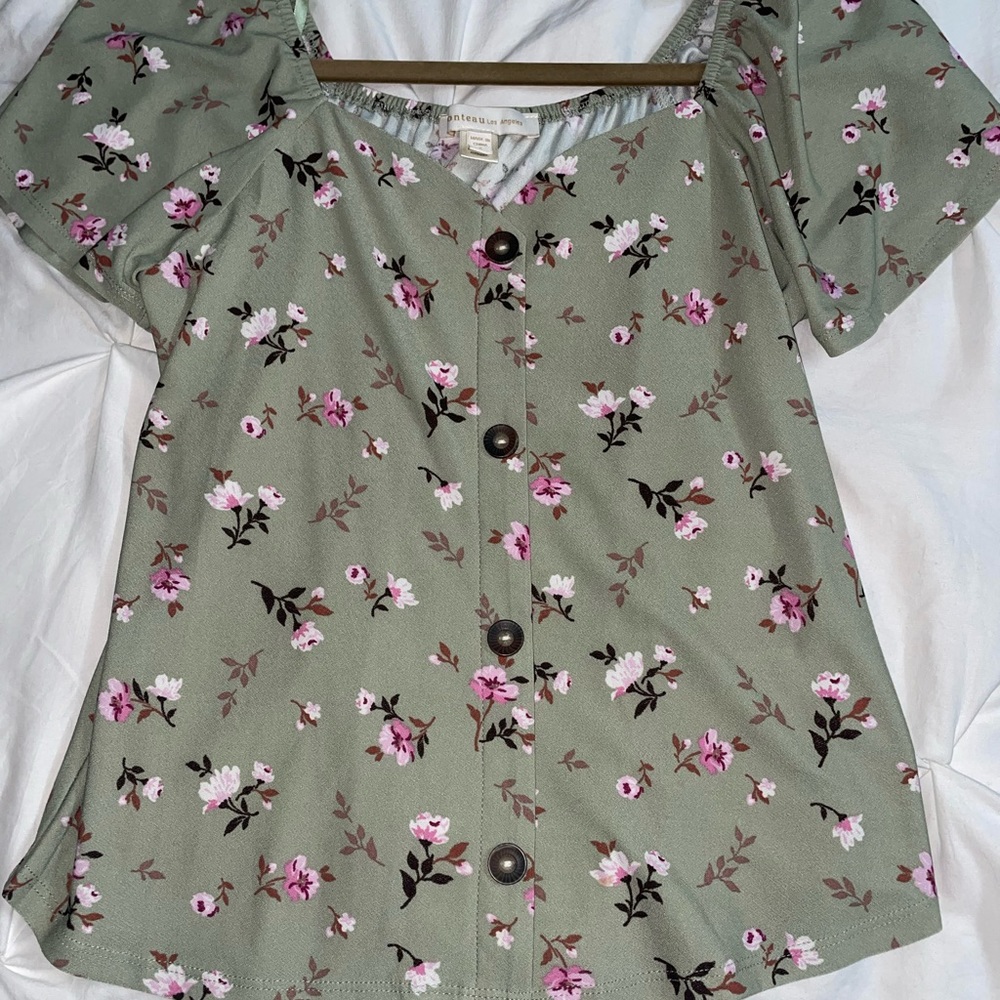 Short sleeve floral top size small